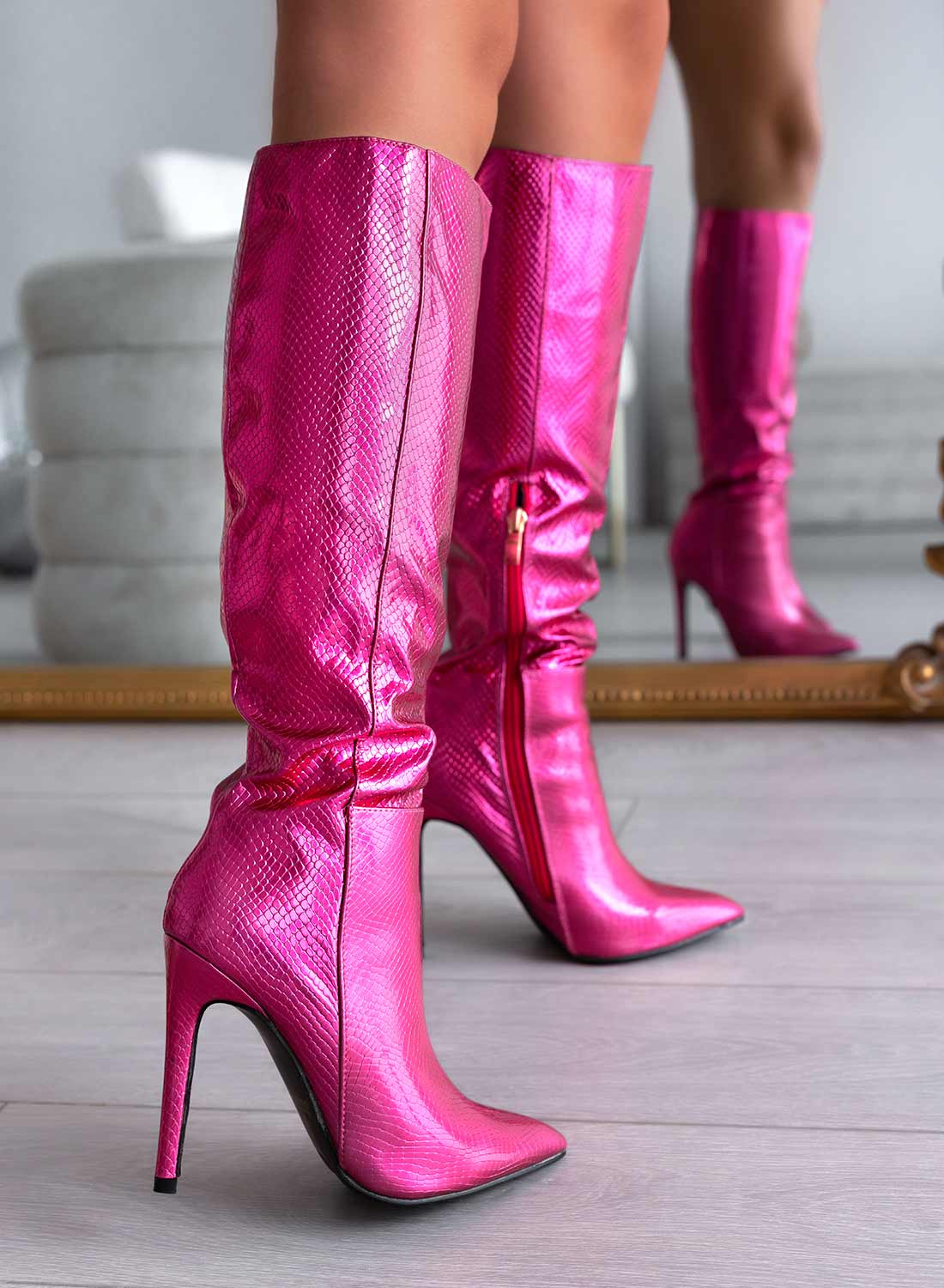 BRENDA - Stivali fuxia metallizzati Alexoo con tacco alto