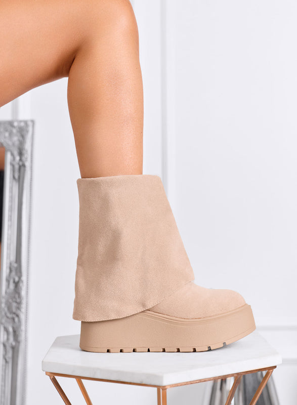 TIBERIA - Stivaletti beige scamosciati con risvolto e zeppa
