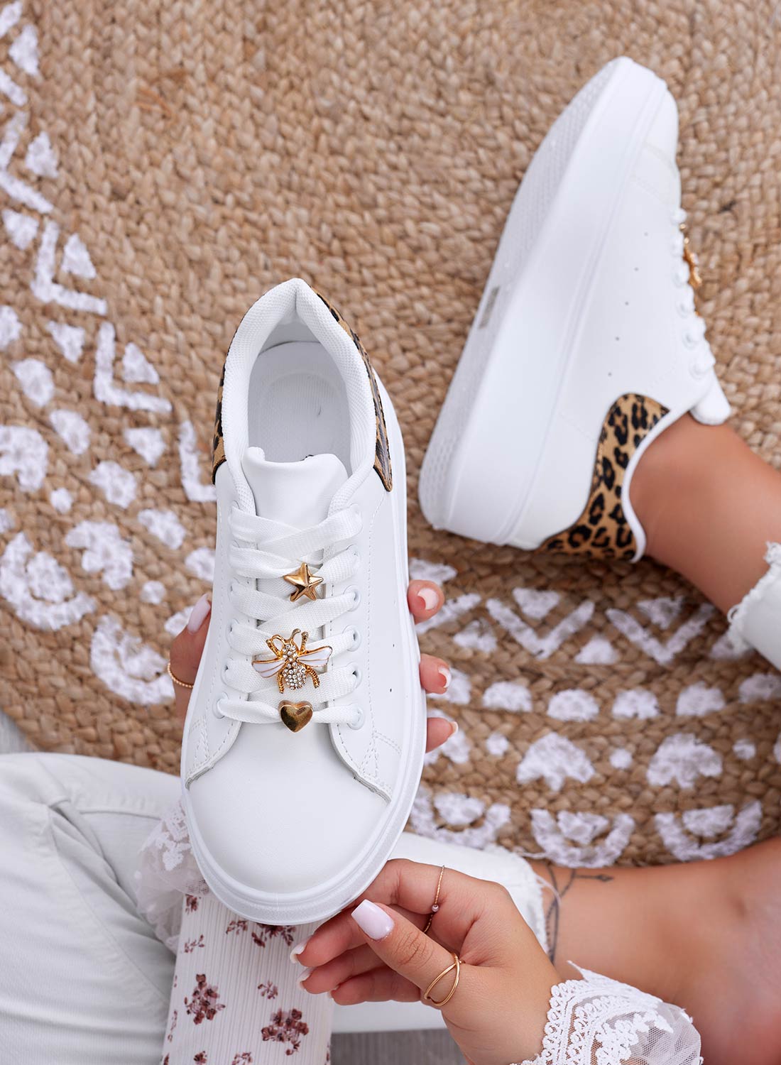 MARISA - Sneakers bianche con ape gioiello e retro maculato