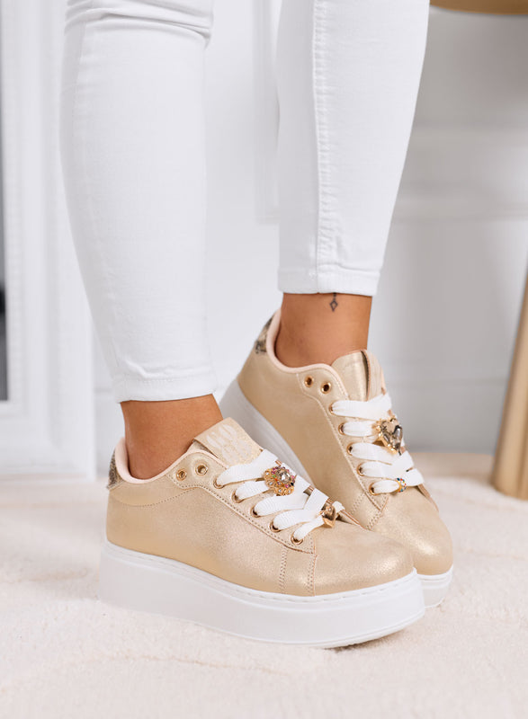 CETTY - Sneakers oro con charms gioiello e suola platform bianca