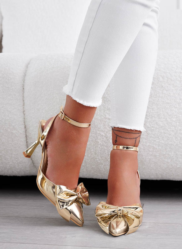 MIRABEL - Decolletè oro metallizzate aperte con cavigliera e fiocco