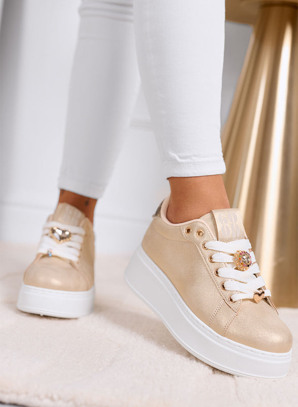 CETTY - Sneakers oro con charms gioiello e suola platform bianca