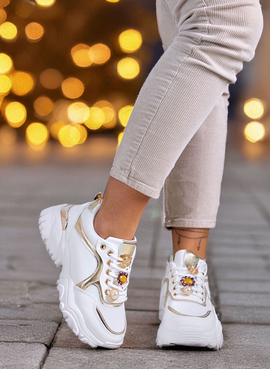 ADAMS - Sneakers donna bianche con suola spessa e dettagli gioiello oro