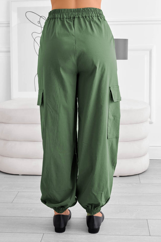 Pantalone cargo verde con tasche sui lati