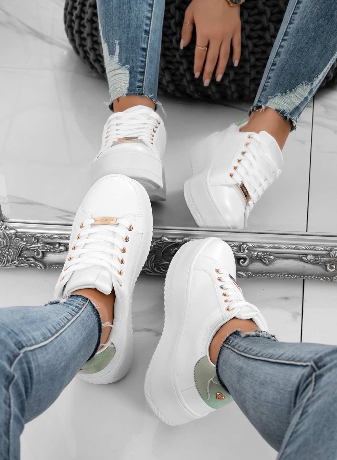 CARRY - Baskets blanches avec finitions dorées et arrière vert