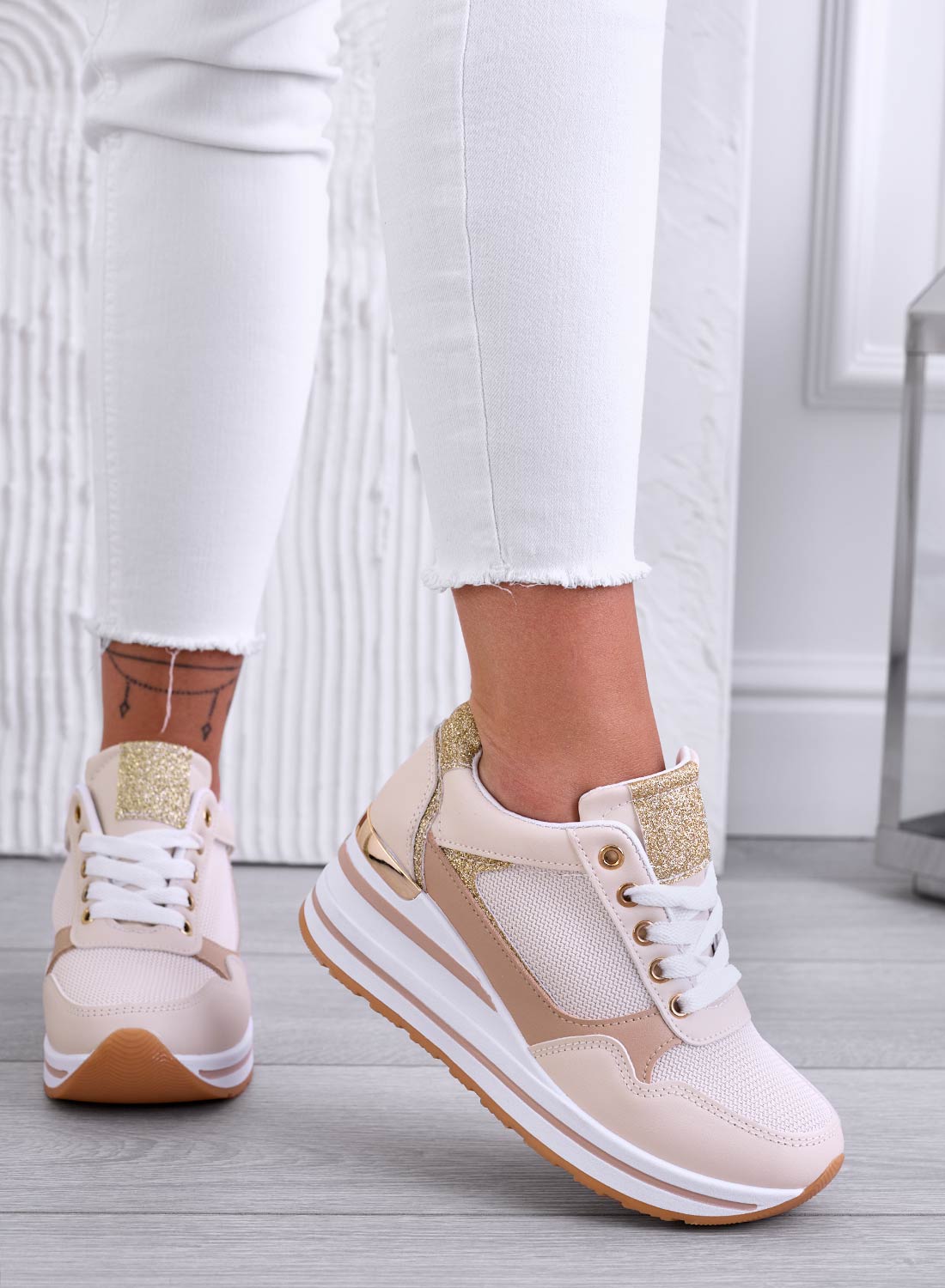 THEA - Sneakers beige con zeppa e rifiniture oro