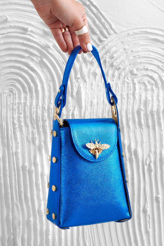 Borsetta blu metallizzata a mano con borchie e tracolla removibile