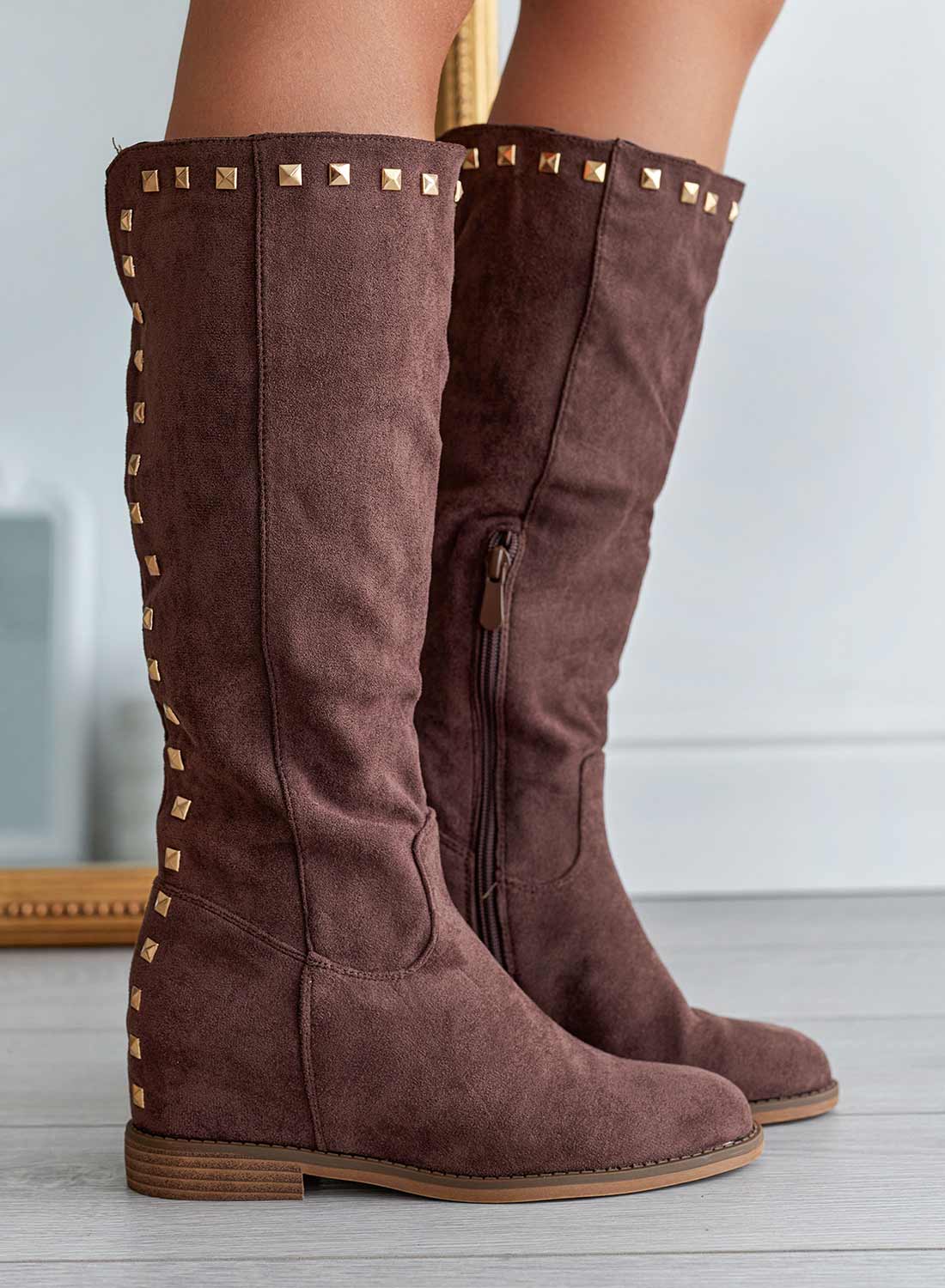 JANINE - Bottes Alexoo en daim marron avec semelle compensée intérieure et clous