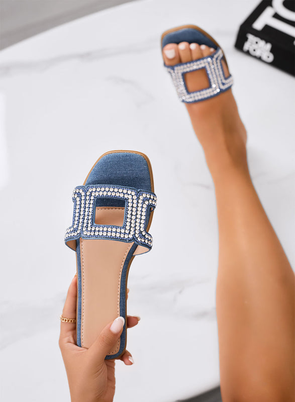 PAOLA - Sandali blu jeans bassi con strass e design geometrico a fascia