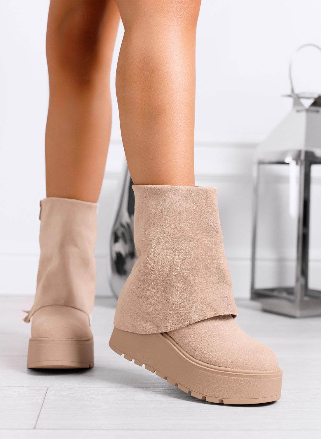 TIBERIA - Stivaletti beige scamosciati con risvolto e zeppa
