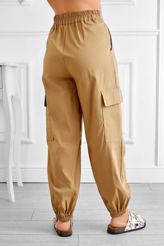 Pantalone cargo beige con tasche sui lati