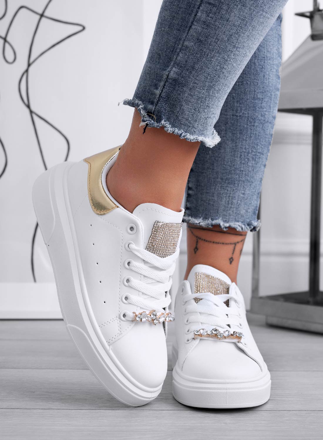 ANDREINA - Sneakers bianche con applicazione gioiello e retro oro