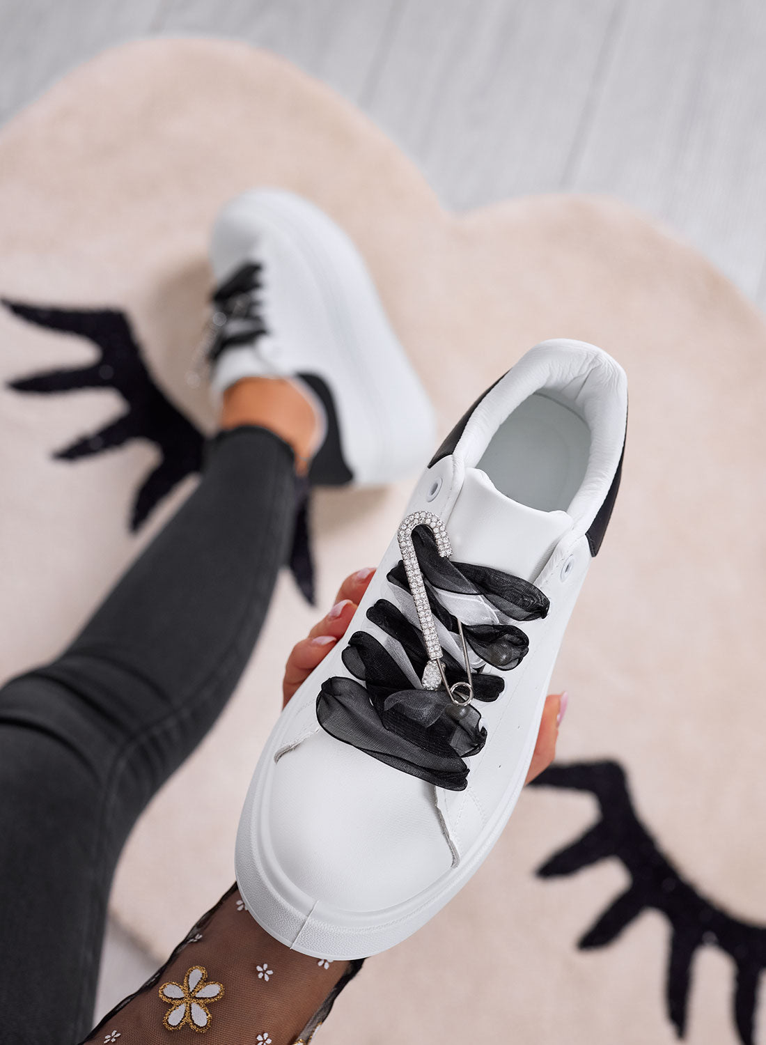 ANGY - Sneakers bianche platform con lacci in organza neri e spilla gioiello