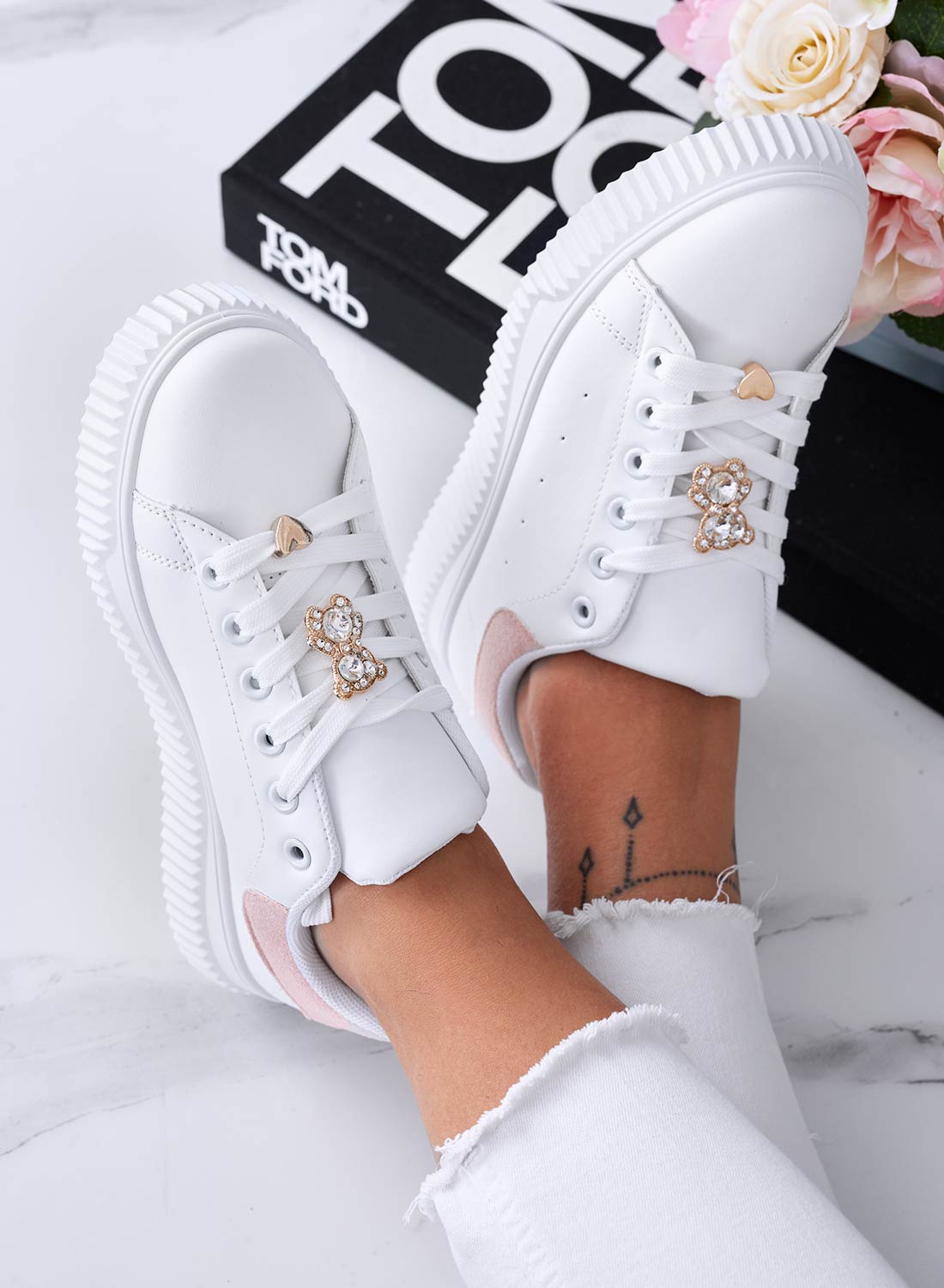 BEVERLY - Sneakers bianche con orsetto gioiello e retro rosa