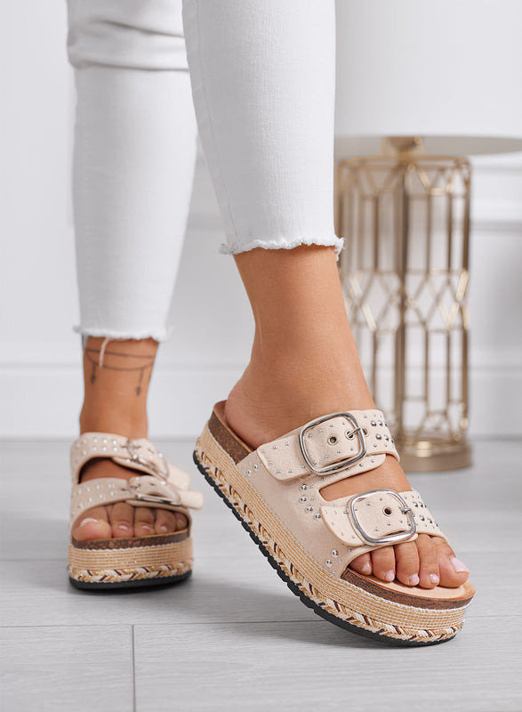 BILBAO - Sandali beige Ciabatte platform con borchie e doppia fibbia