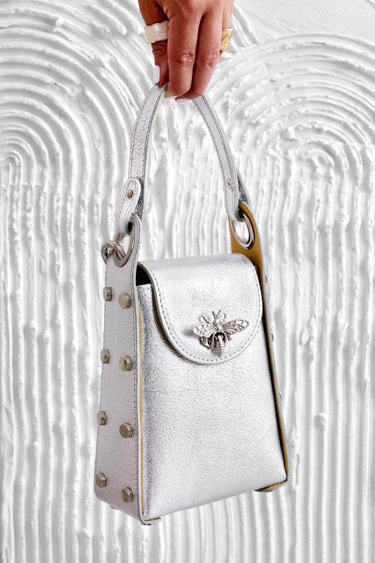 Borsetta argento metallizzata a mano con borchie e tracolla removibile