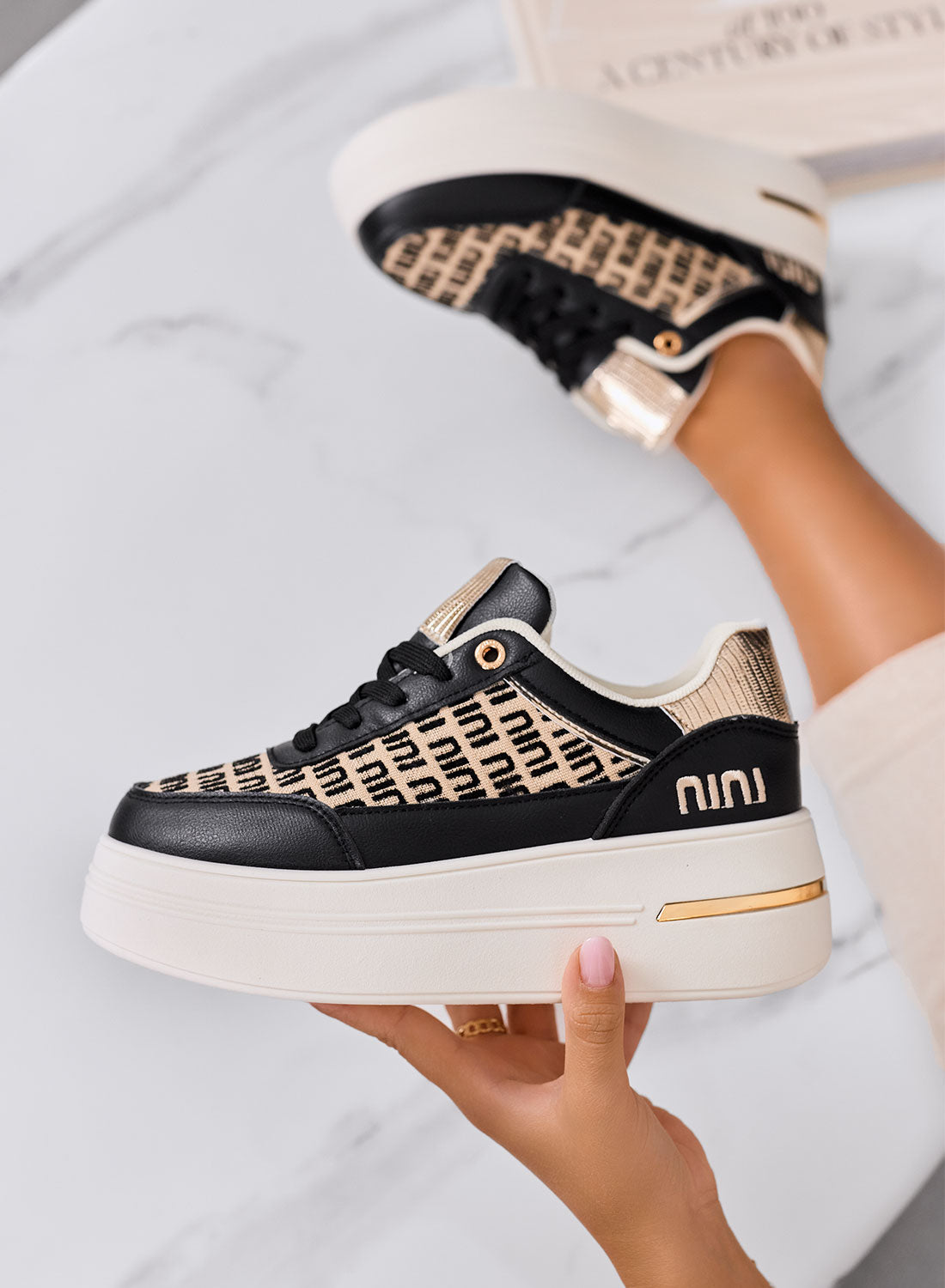 CAMILLA - Sneakers nere platform con inserti in tessuto beige