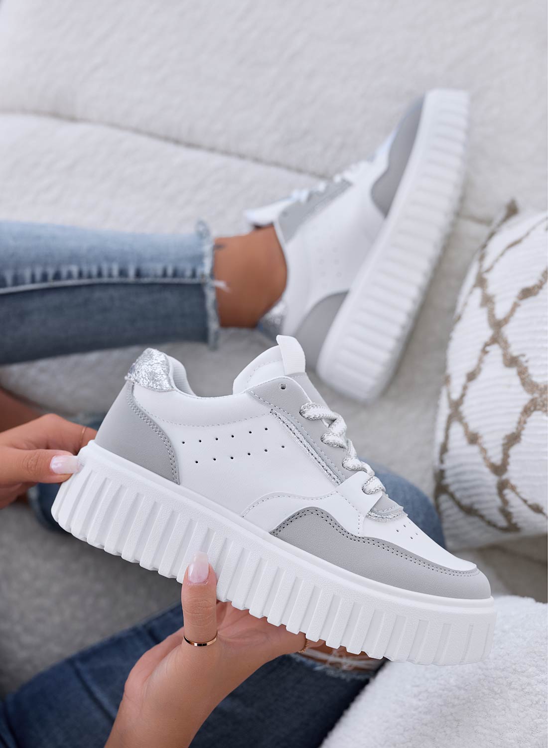 DAIANA - Sneakers bianche con inserti grigi e retro glitter