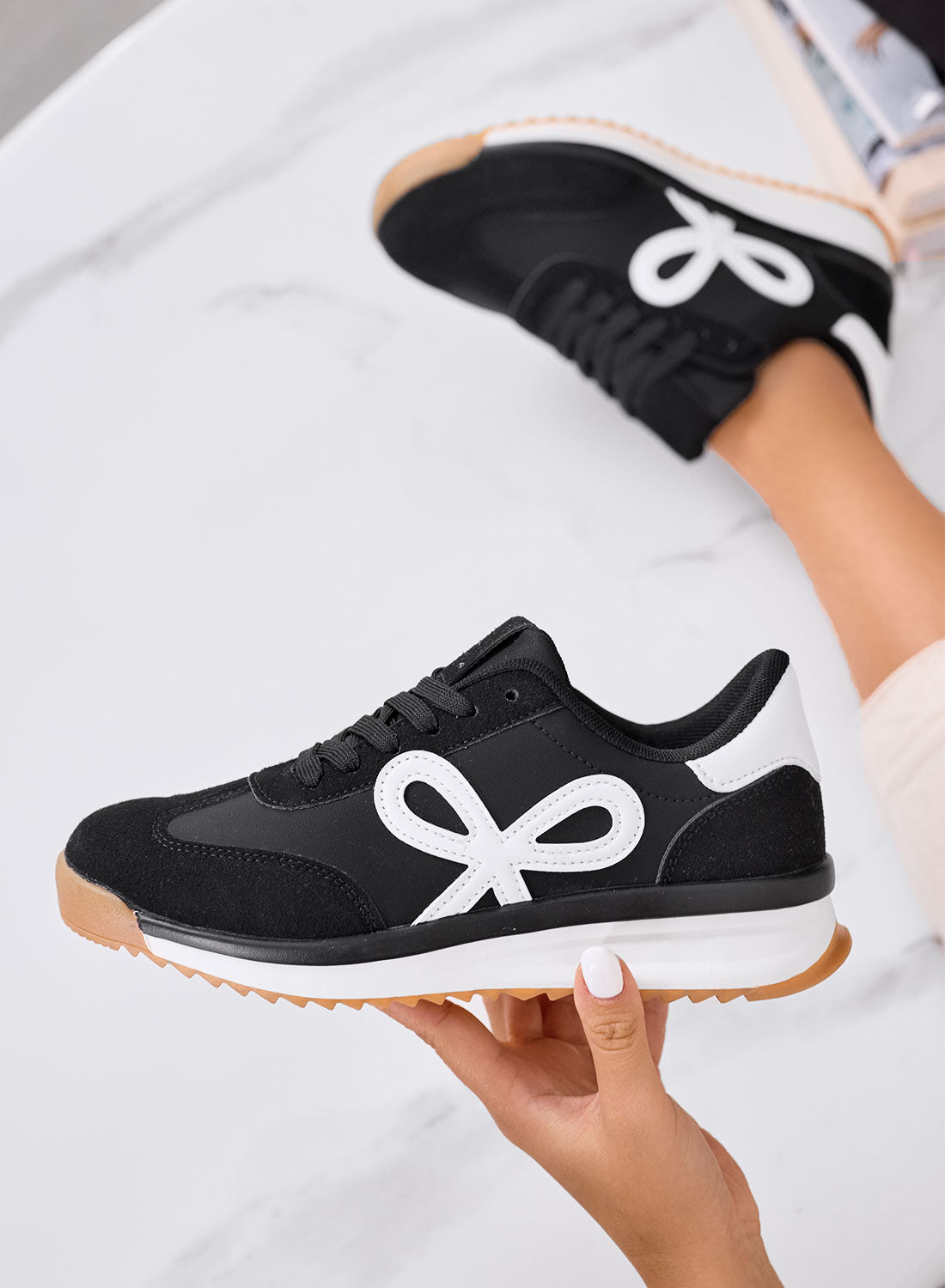 DIAZ - Sneakers nere con fiocco bianco e suola bicolore