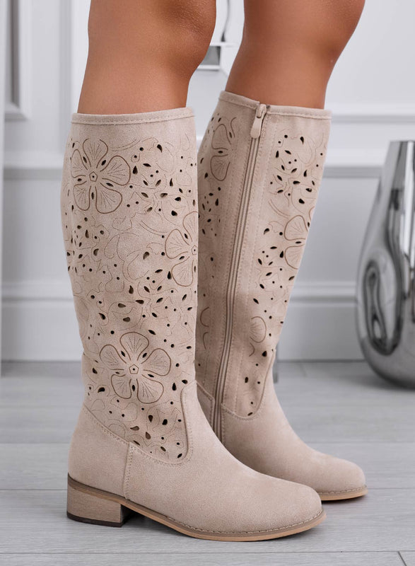 Stivali beige al polpaccio scamosciati traforati