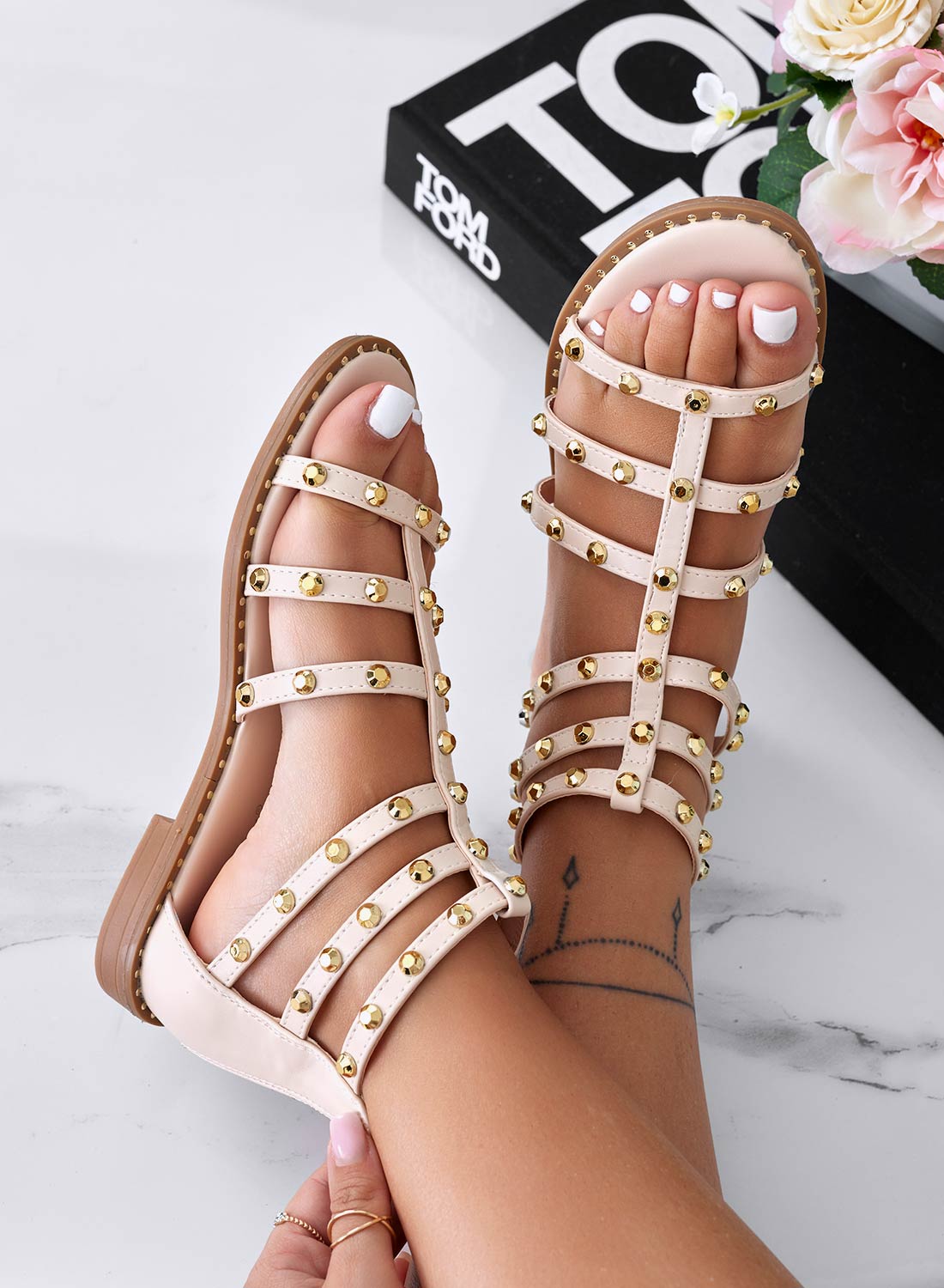Sandali bassi beige fasciati con borchie oro