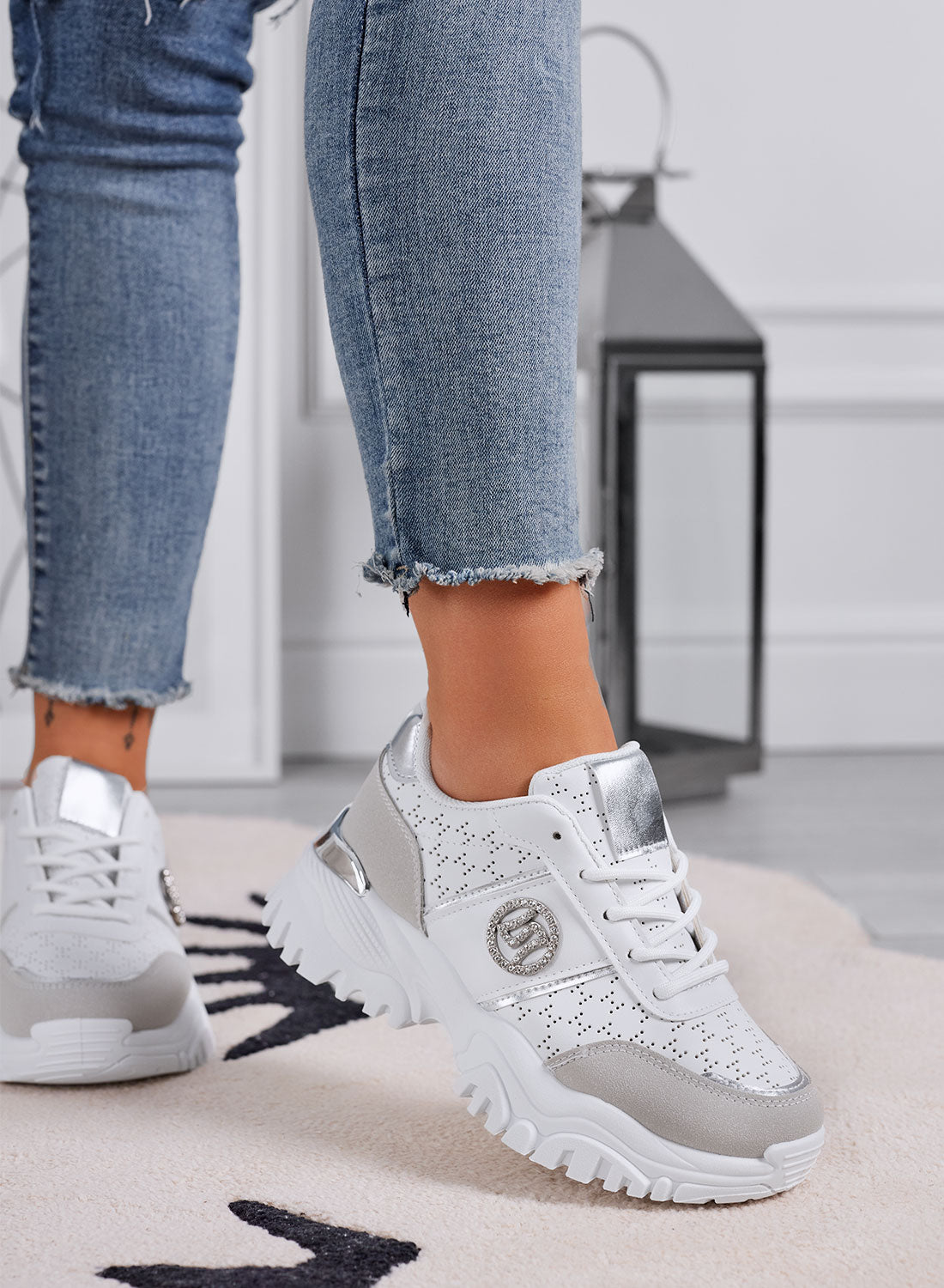 GRAZIA - Sneakers bianche traforate con applicazione gioiello