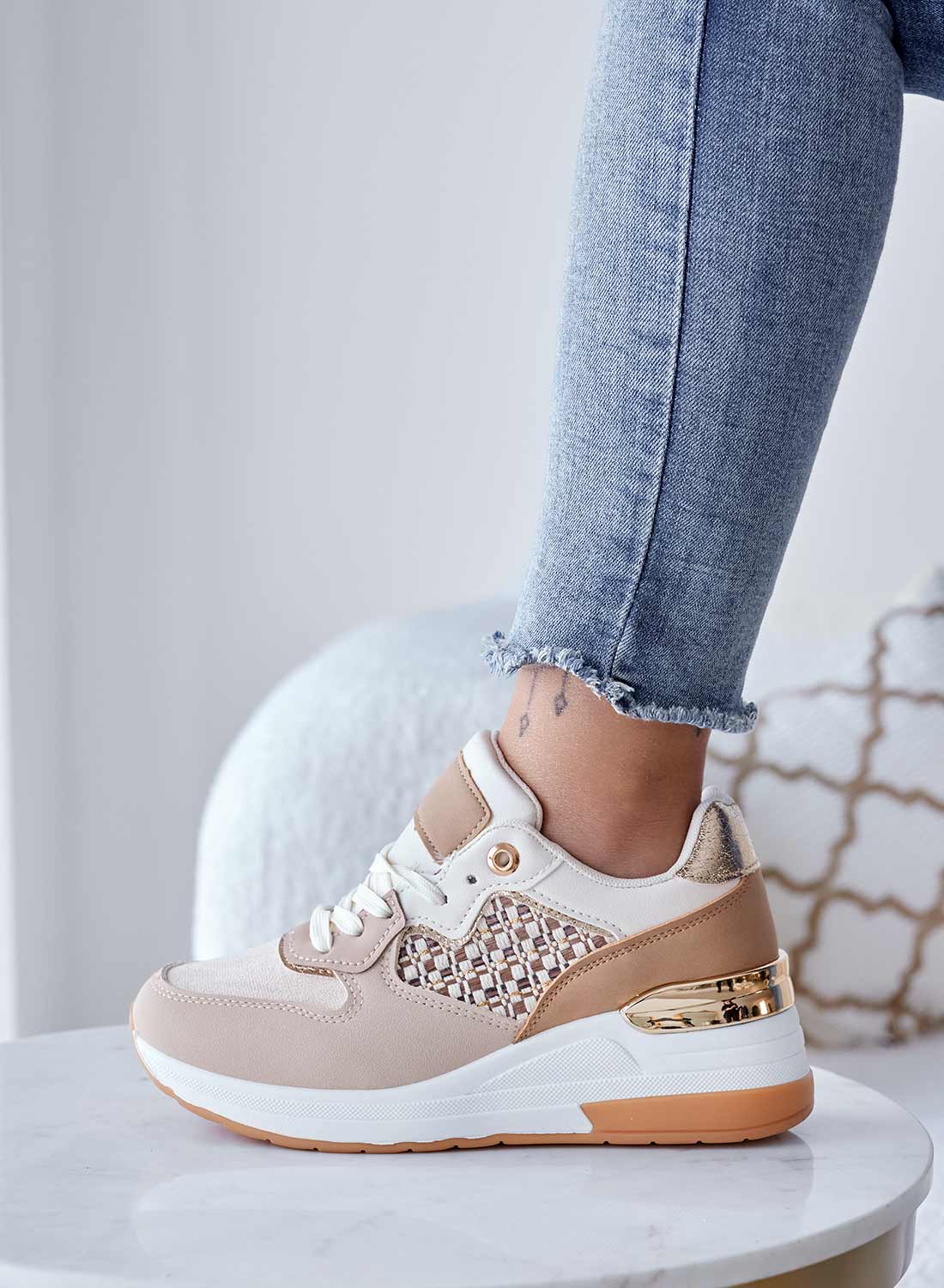 Sneakers fango con inserti in tessuto