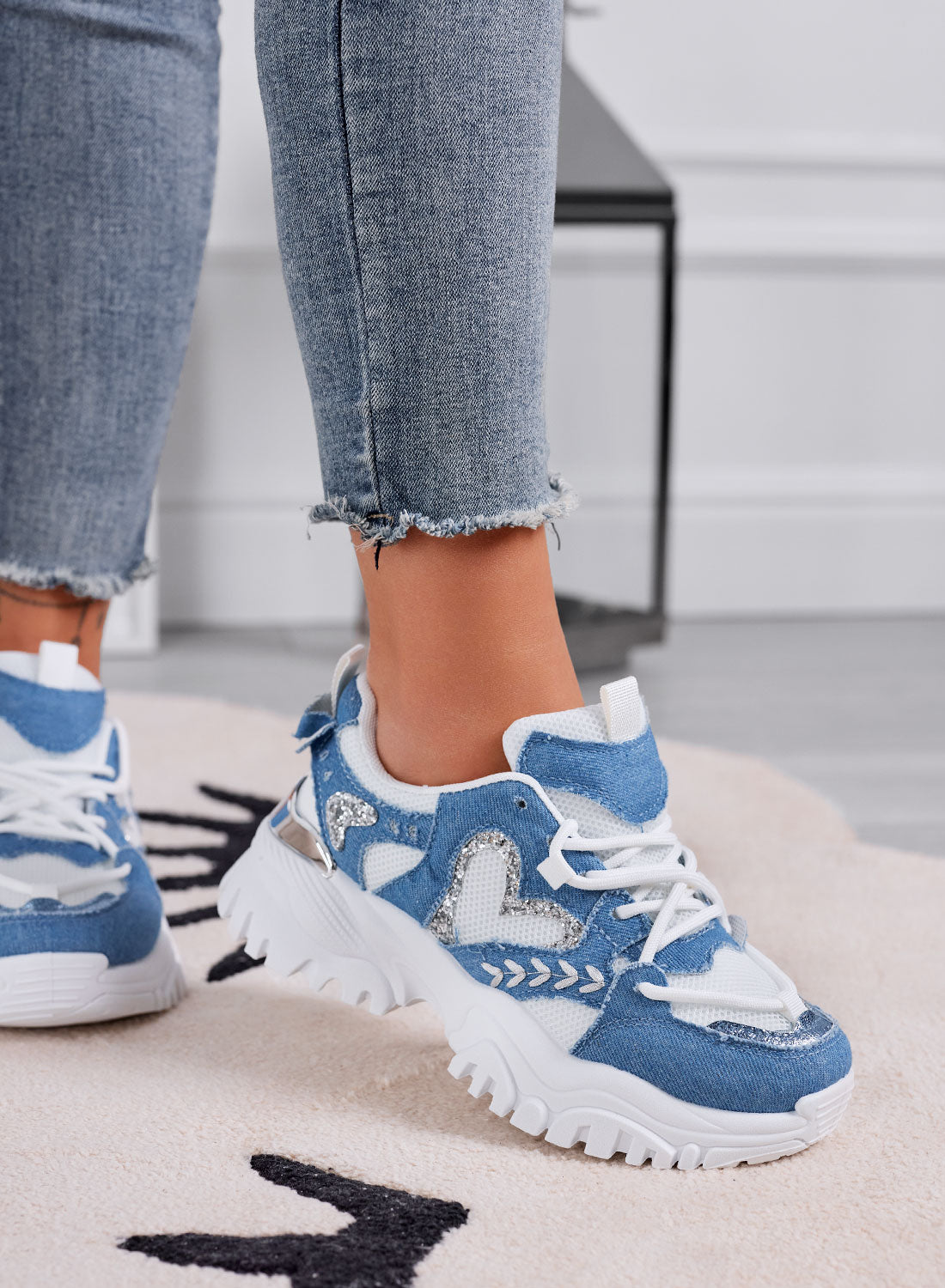 LORY - Sneakers bianche sportive da donna con cuore e inserti blu jeans