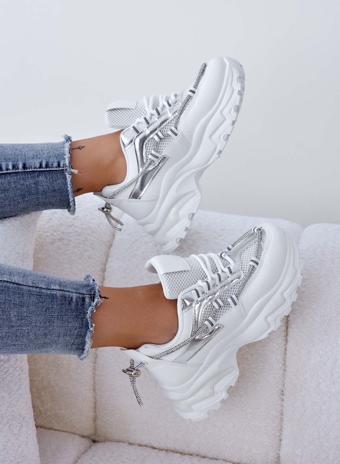 Sneakers bianche con suola alta e strass