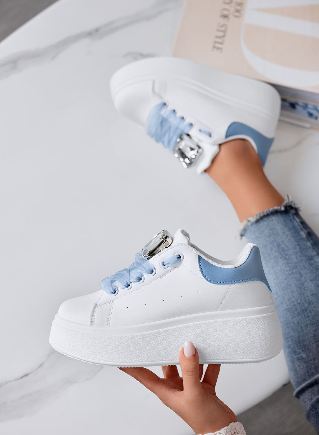 OLIVIA - Sneakers Platform Bianche con Dettaglio Gioiello e Lacci Azzurri