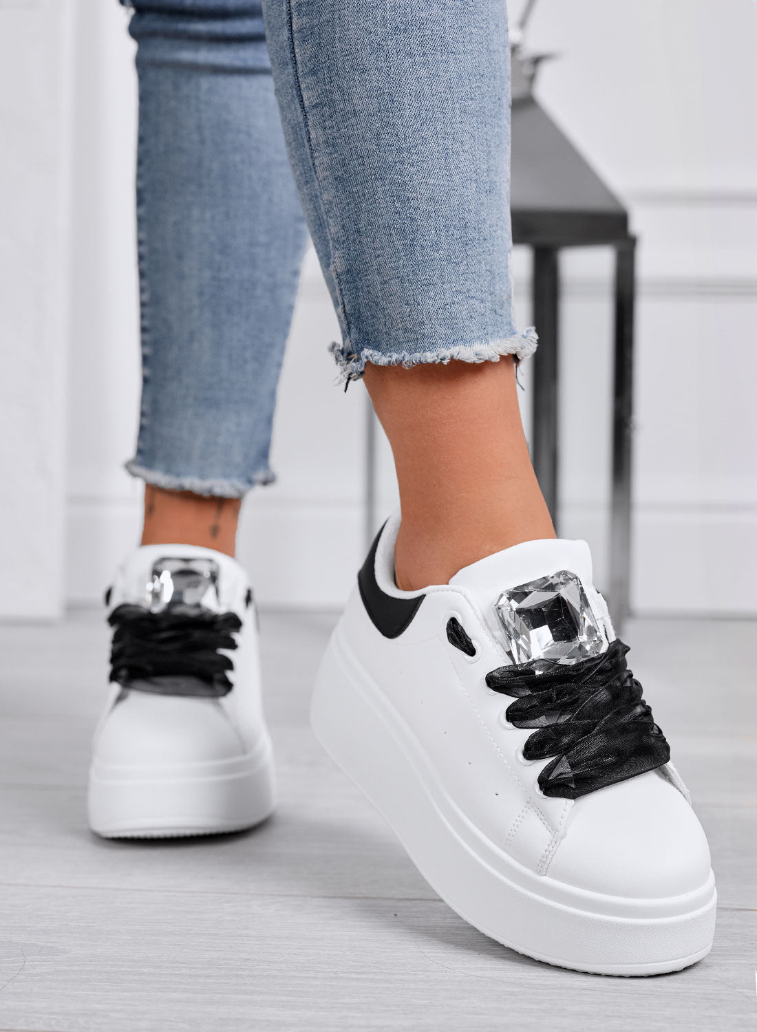 OLIVIA - Sneakers Platform Bianche con Dettaglio Gioiello e Lacci Neri