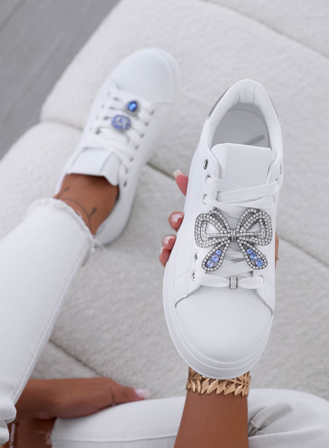 Sneakers bianche con fiocco gioiello argento