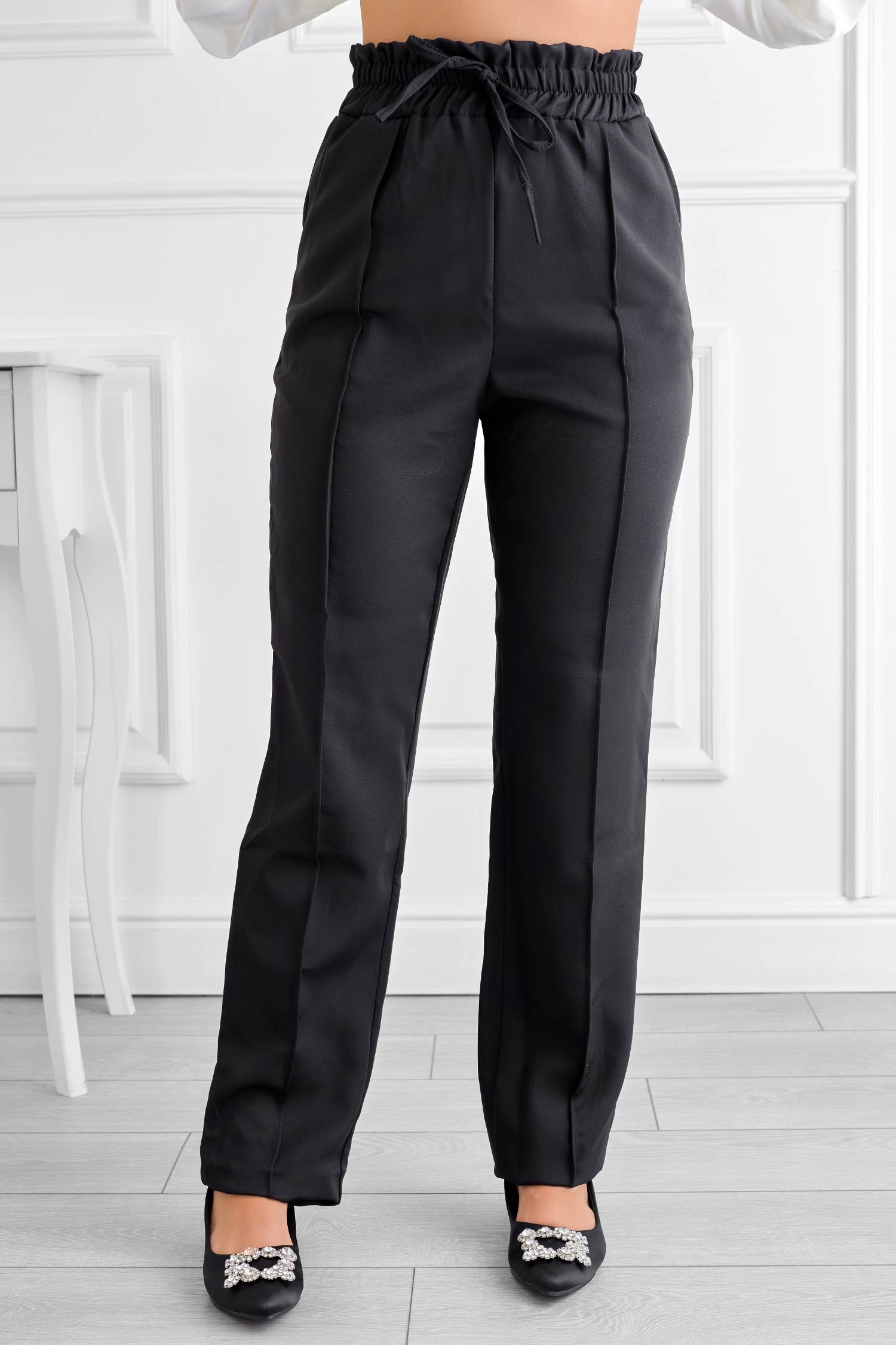 Pantalone nero con molla e laccio in vita