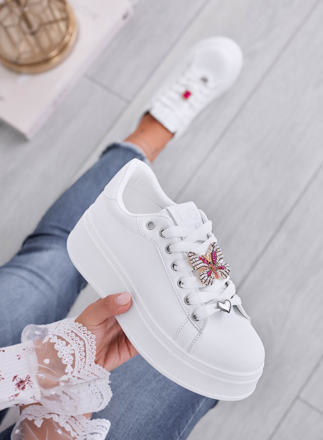 SAVERIA - Sneakers bianche con applicazione gioiello farfalla