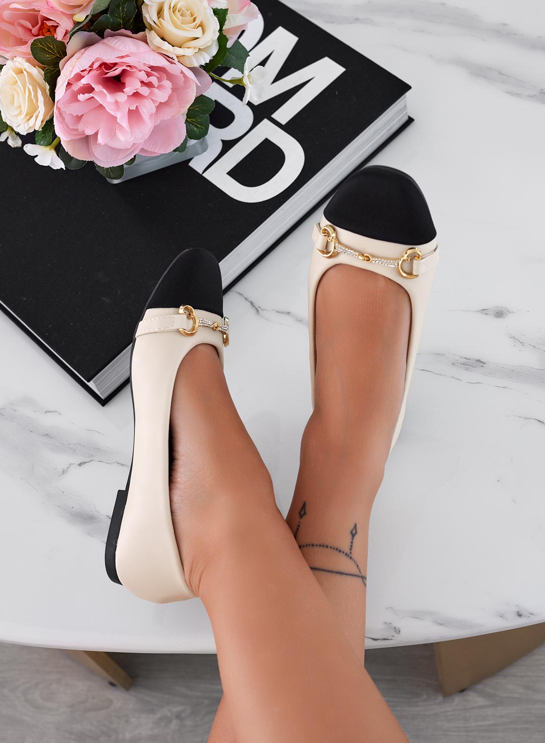 Ballerine beige con punta nera e applicazione gioiello
