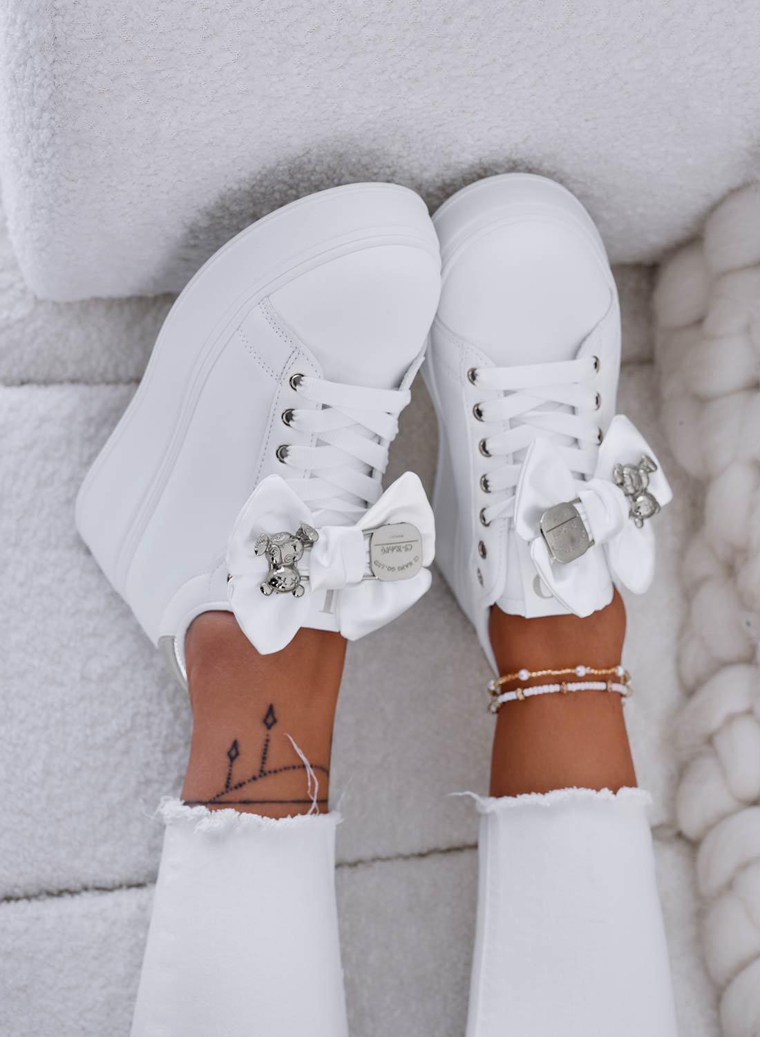 VANESSA - Sneakers bianche con fiocco e teddy argento