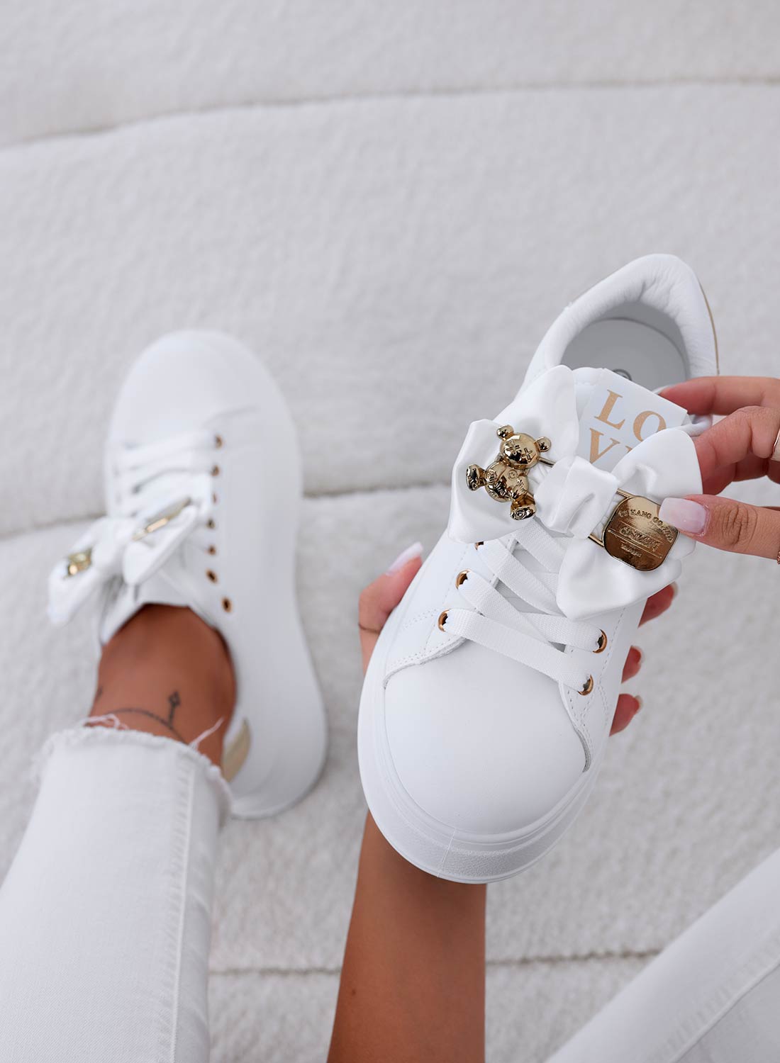 VANESSA - Sneakers bianche con fiocco e teddy oro