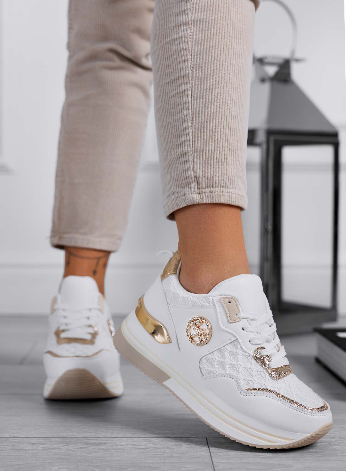 WALKER - Sneakers da donna bianche con dettagli dorati e trama a rete