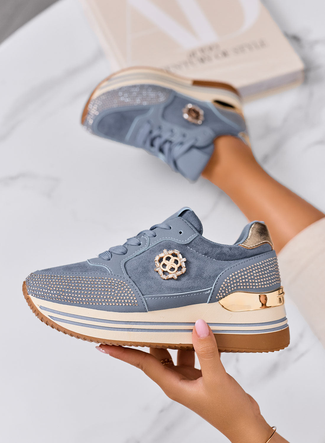 XIOMARA - Sneakers azzurre platform con inserti oro e strass