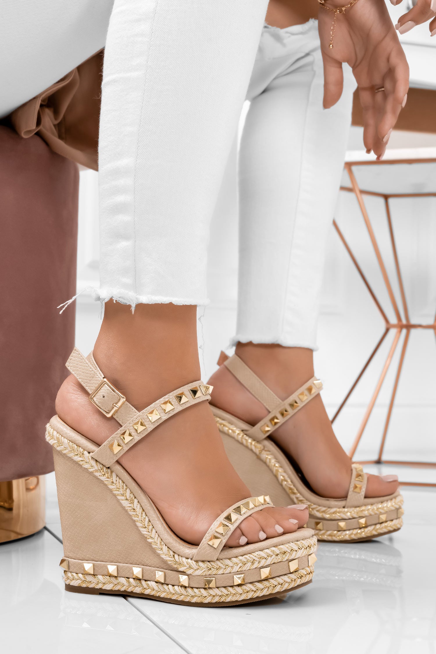 Sandali beige con zeppa e borchie oro
