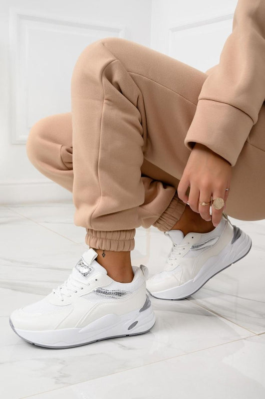 Sneakers bianche con inserti laminati argento e lacci