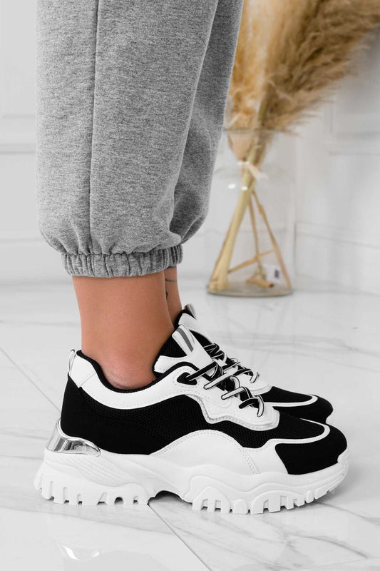 Sneakers bianche con pannelli a contrasto neri