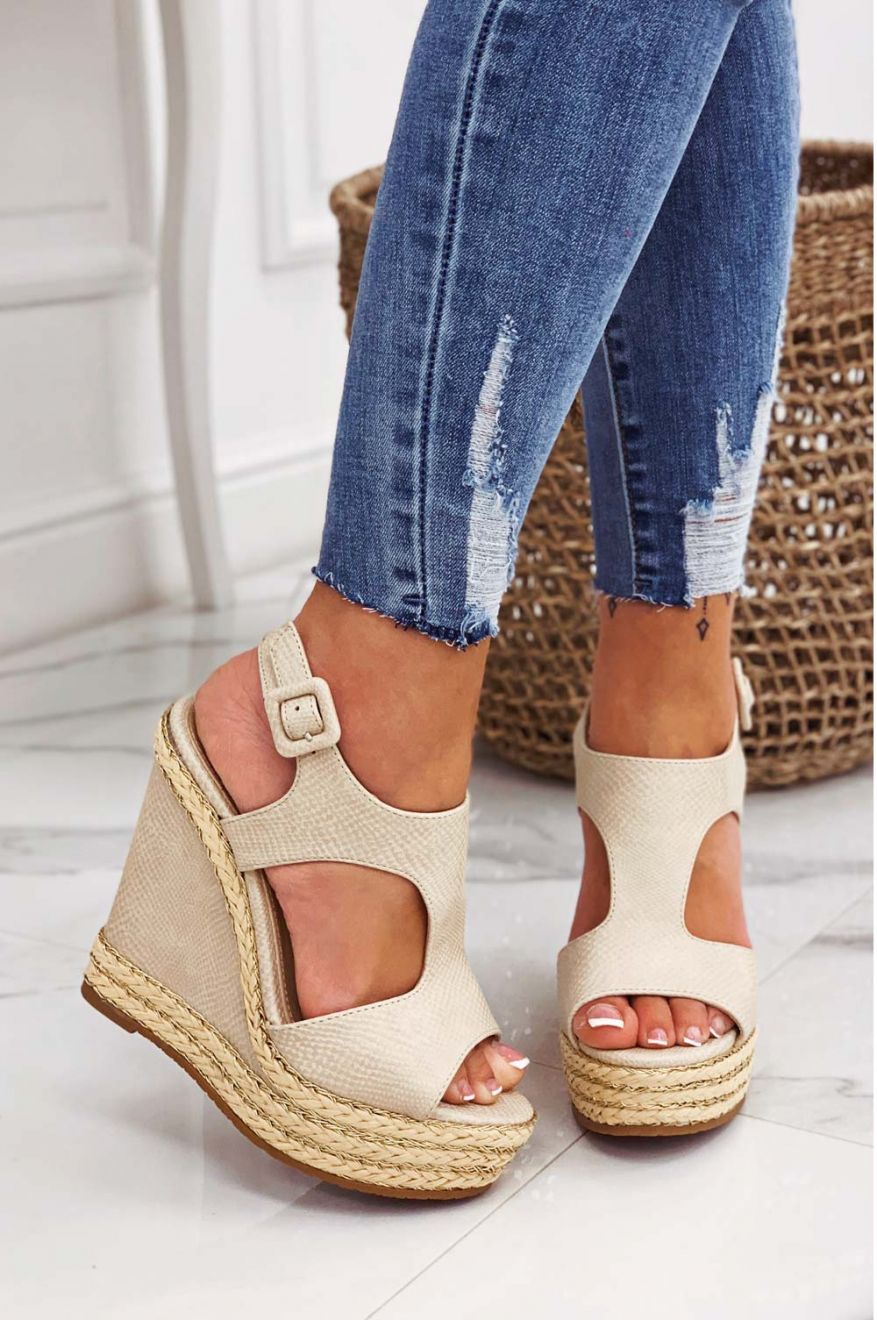 Sandali beige con zeppa e inserti in corda oro