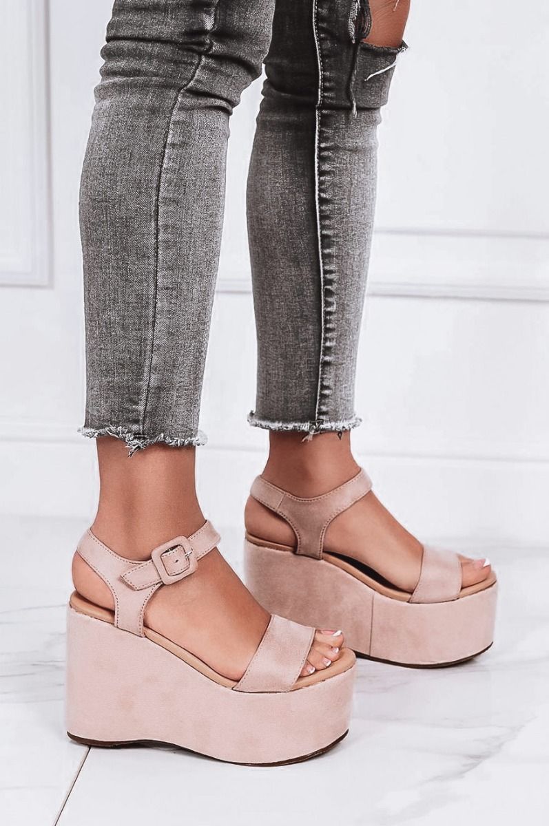 Sandali beige con zeppa a piattaforma
