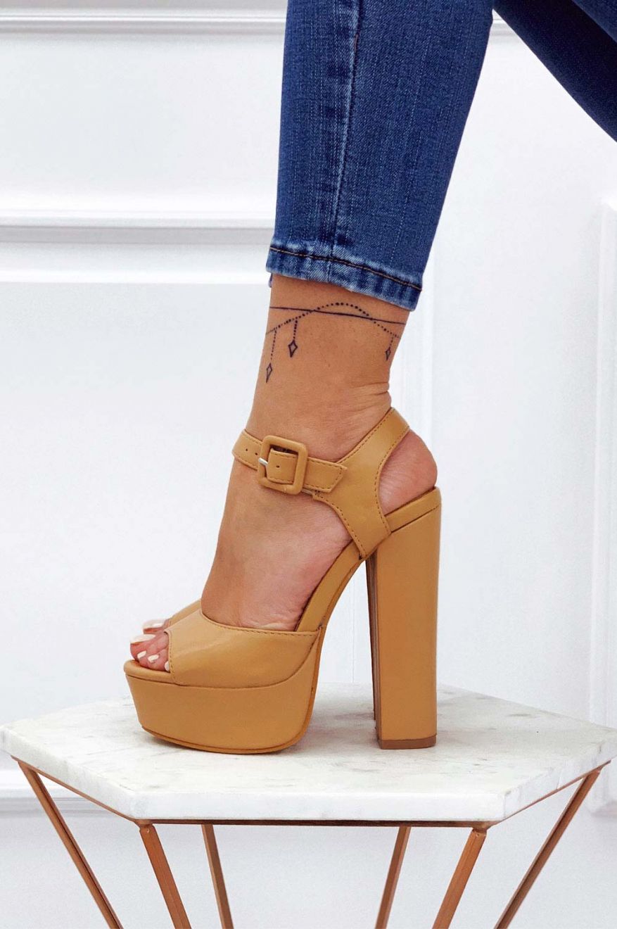 Sandali in finta pelle camel con tacco alto