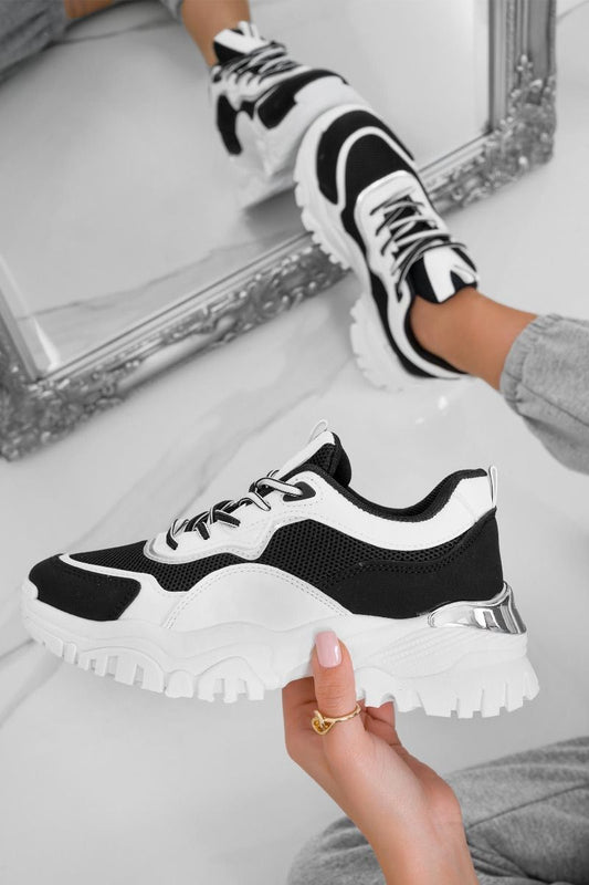 Sneakers bianche con pannelli a contrasto neri
