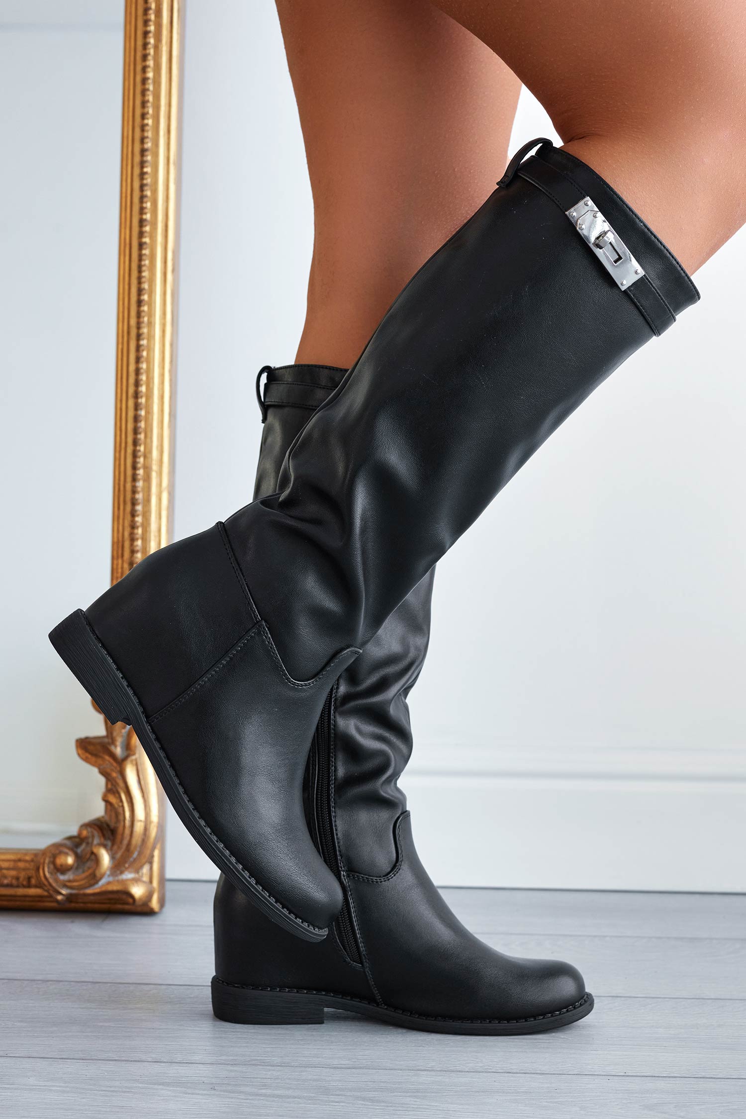 Bottes noires avec semelle compensée intérieure et boucle