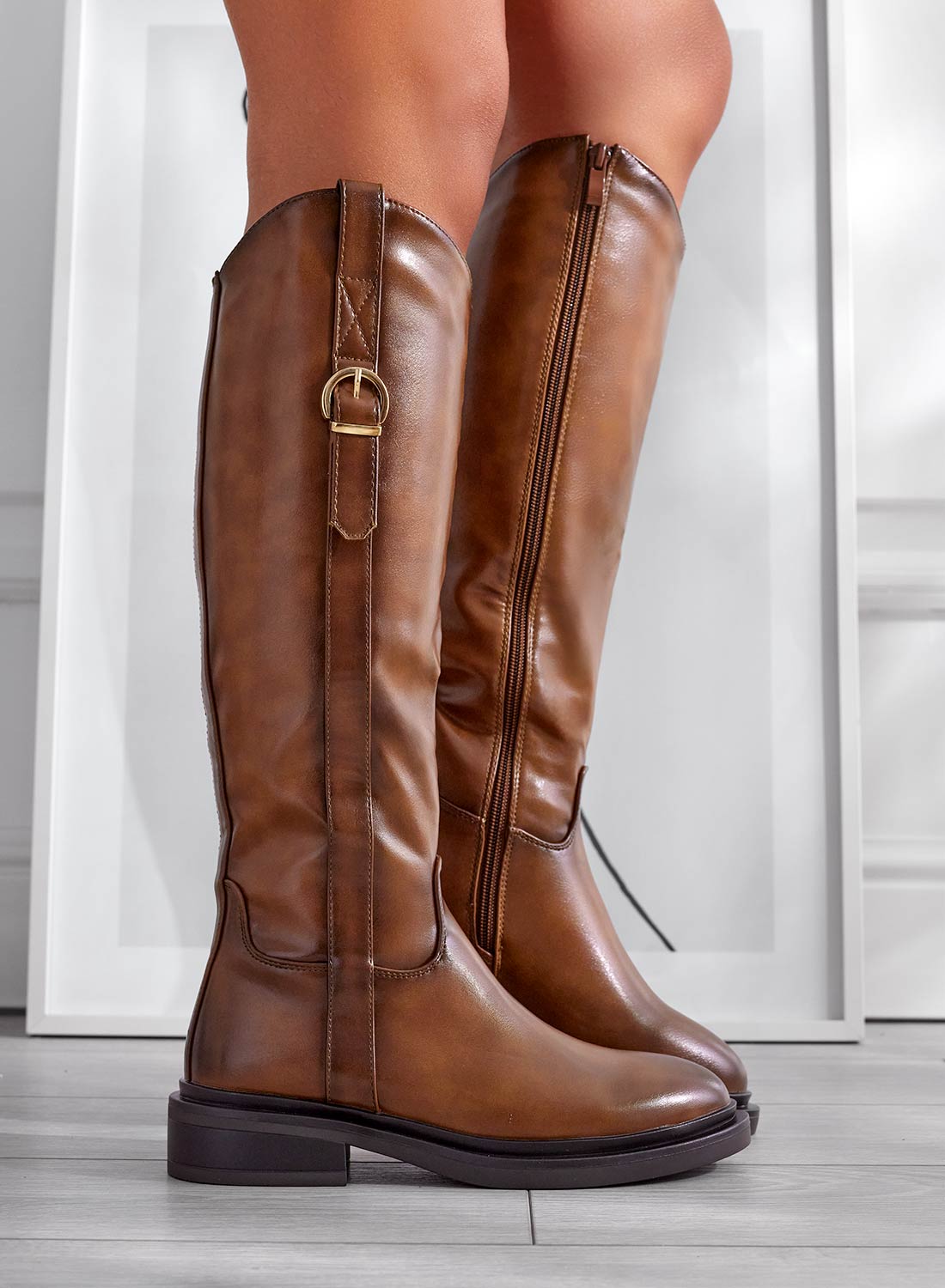 BRIANNA - Stivali camel con fibbia oro laterale