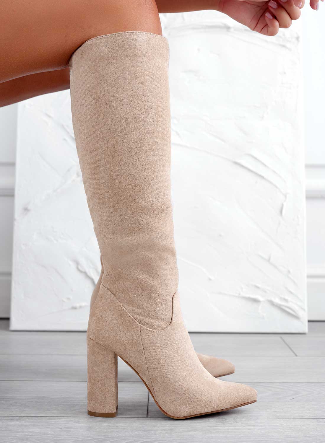 WENDY - Stivali beige scamosciati con tacco alto