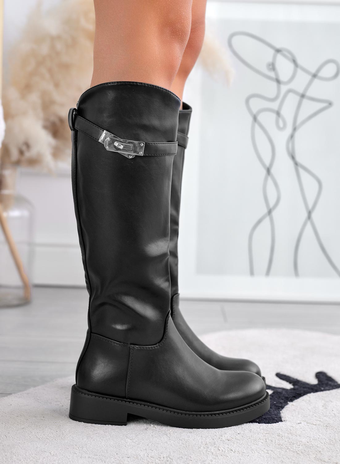 Bottes noires avec bride